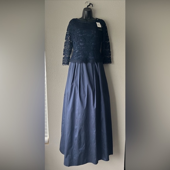 Adrianna Papell LACE & TAFT BALL GOWN style# AP1E200040 Navy size 4 new